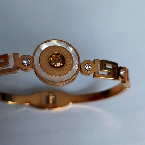 Luxury design Gold Tone Bangle - Picture 8 of 12